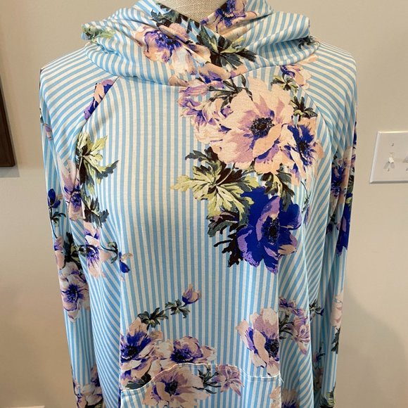 LuLaRoe Tops - LuLaRoe Amber Hoodie XL (NWT)